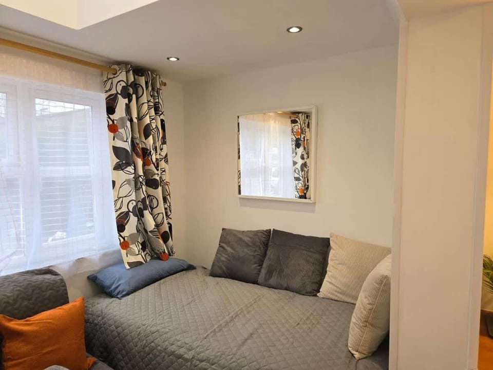 Bed, Seating area