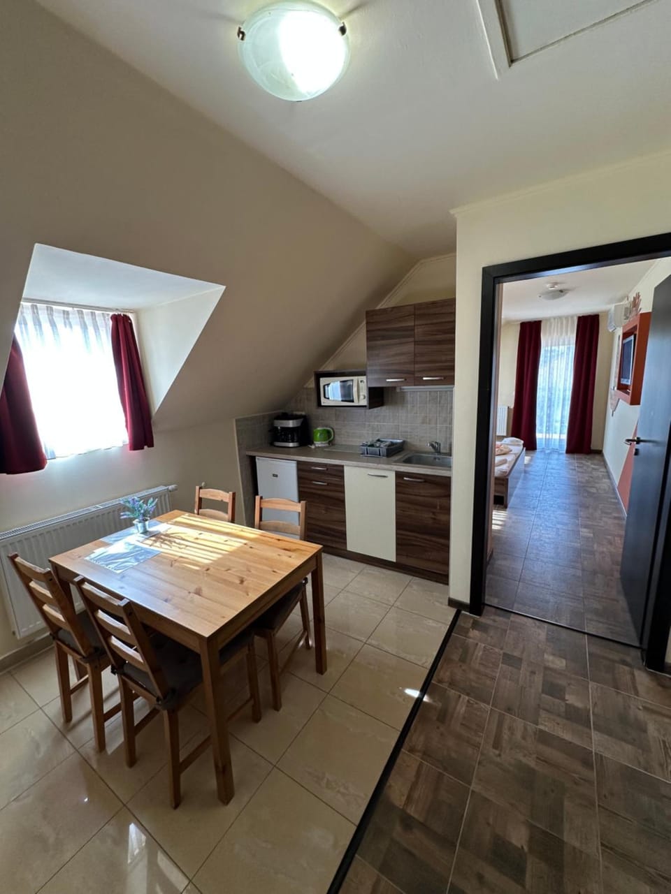 Kitchen or kitchenette, Dining area