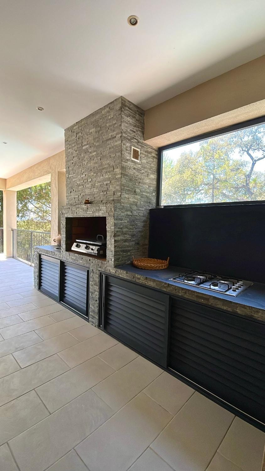 BBQ facilities, stove, kitchen