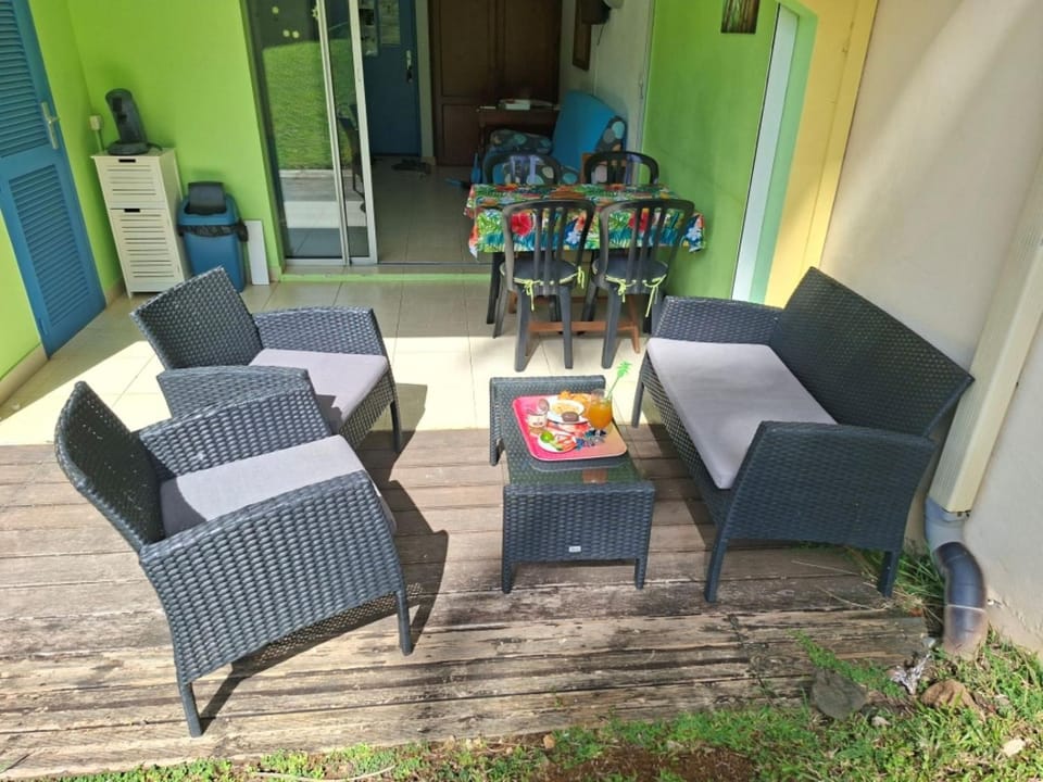 Patio, Living room