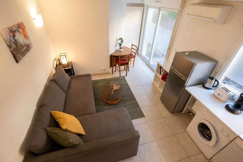 TV and multimedia, Kitchen or kitchenette, Living room, Seating area, washing machine
