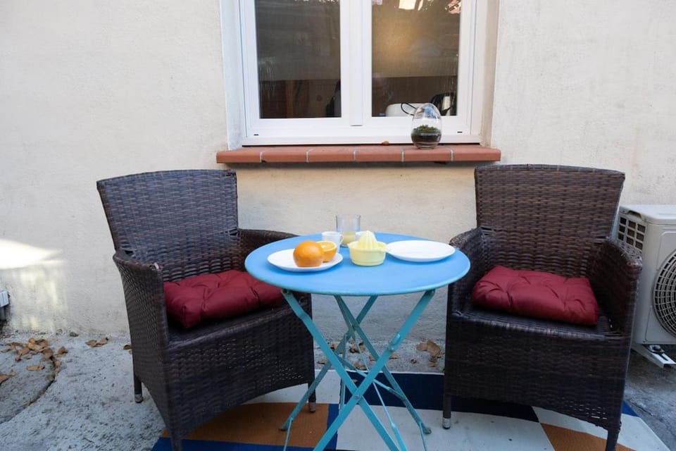 Patio, Food and drinks, Dining area