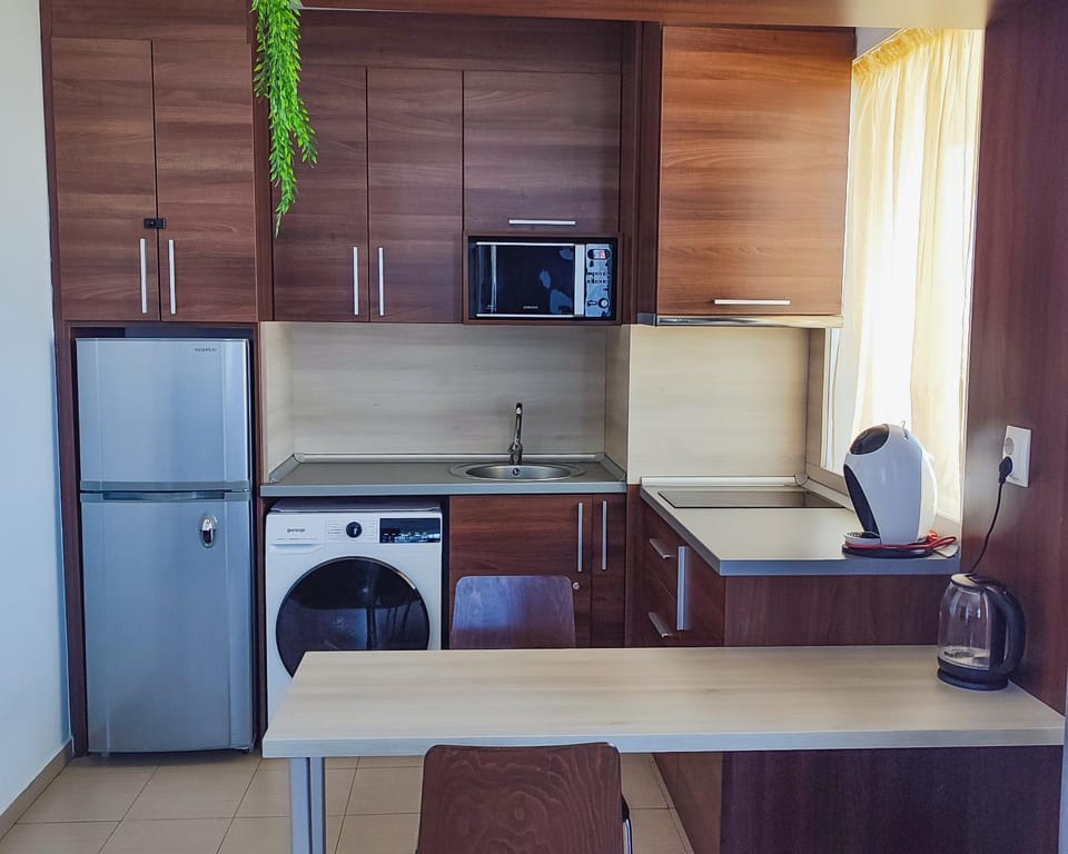 Coffee/tea facilities, Kitchen or kitchenette, Dining area, stove, toaster, washing machine