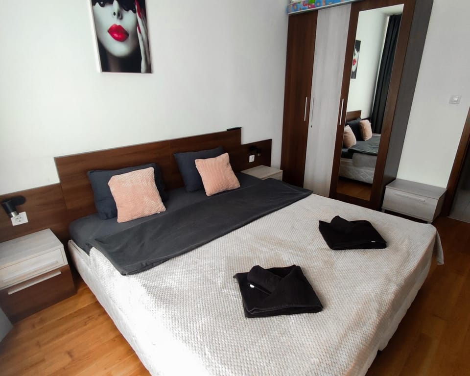 Bed, Bedroom, towels, wardrobe