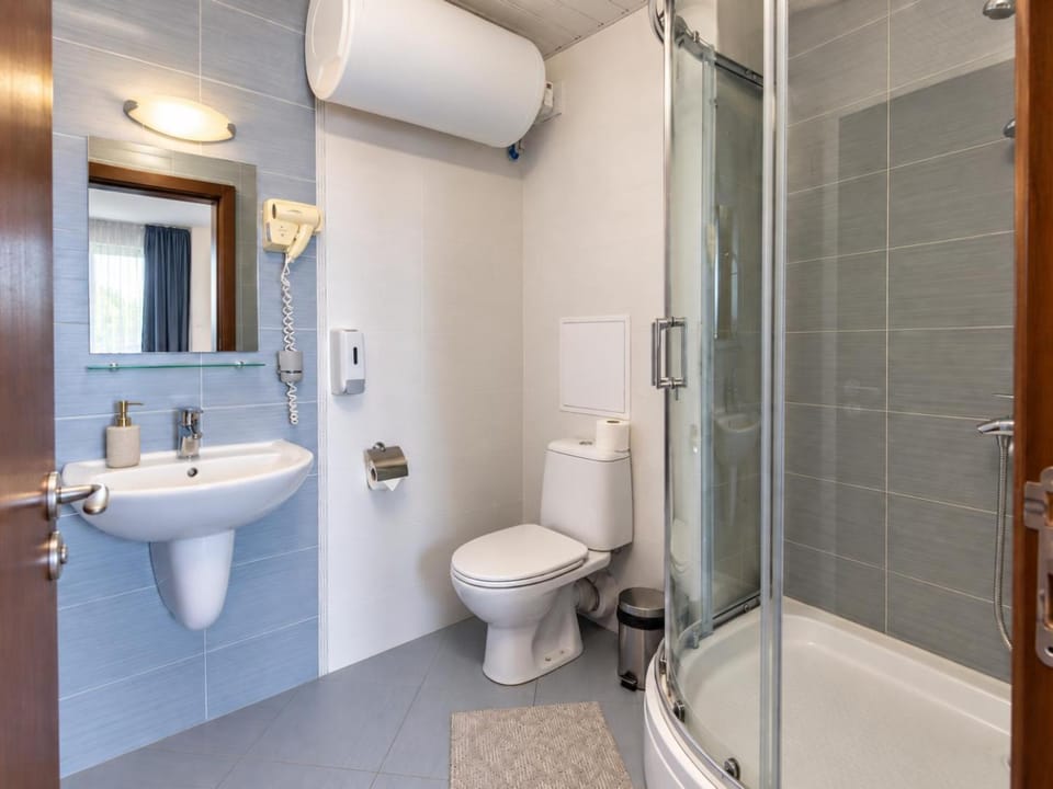 Shower, Toilet, Bathroom, towels