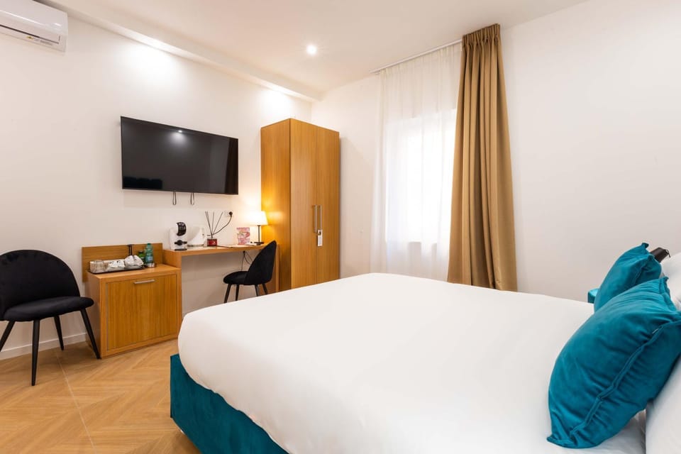 Bed, TV and multimedia, Photo of the whole room, Bedroom, minibar, wardrobe, air conditioner