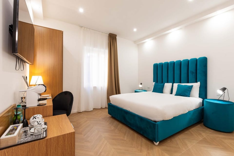 Bed, TV and multimedia, Photo of the whole room, Bedroom