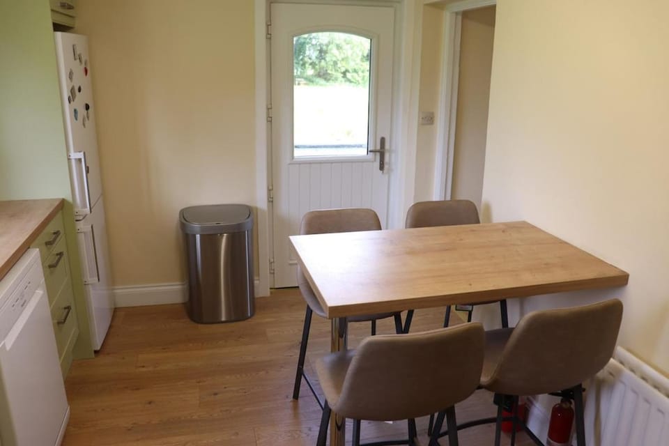 Kitchen or kitchenette, Seating area