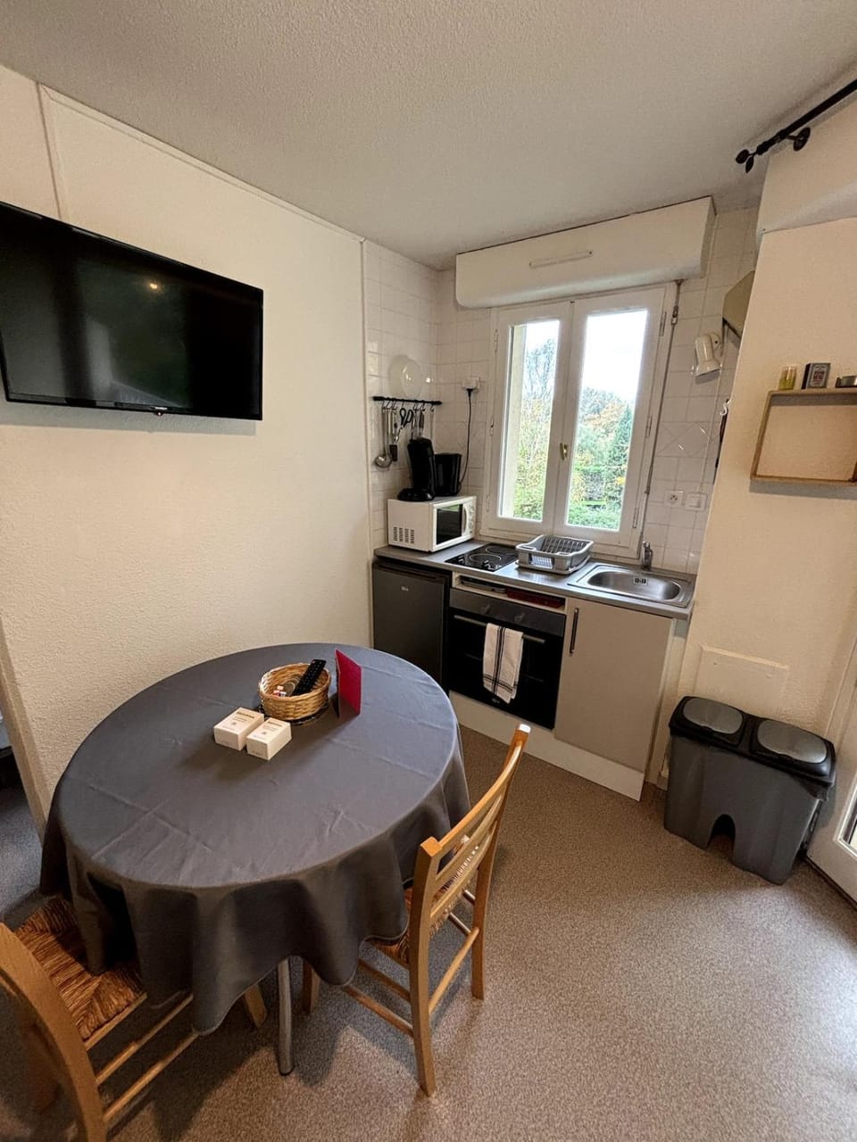 TV and multimedia, Coffee/tea facilities, Kitchen or kitchenette, Living room, Seating area, Dining area, oven, stove, toaster