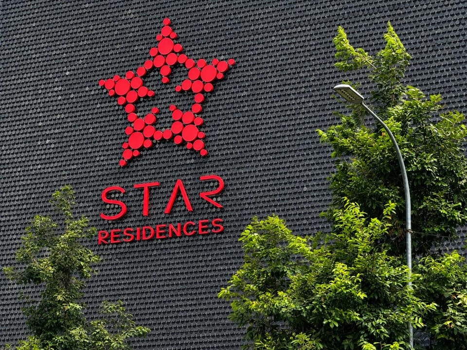 Spring, Day, Property logo or sign, Logo/Certificate/Sign, Text overlay, Street view, Location
