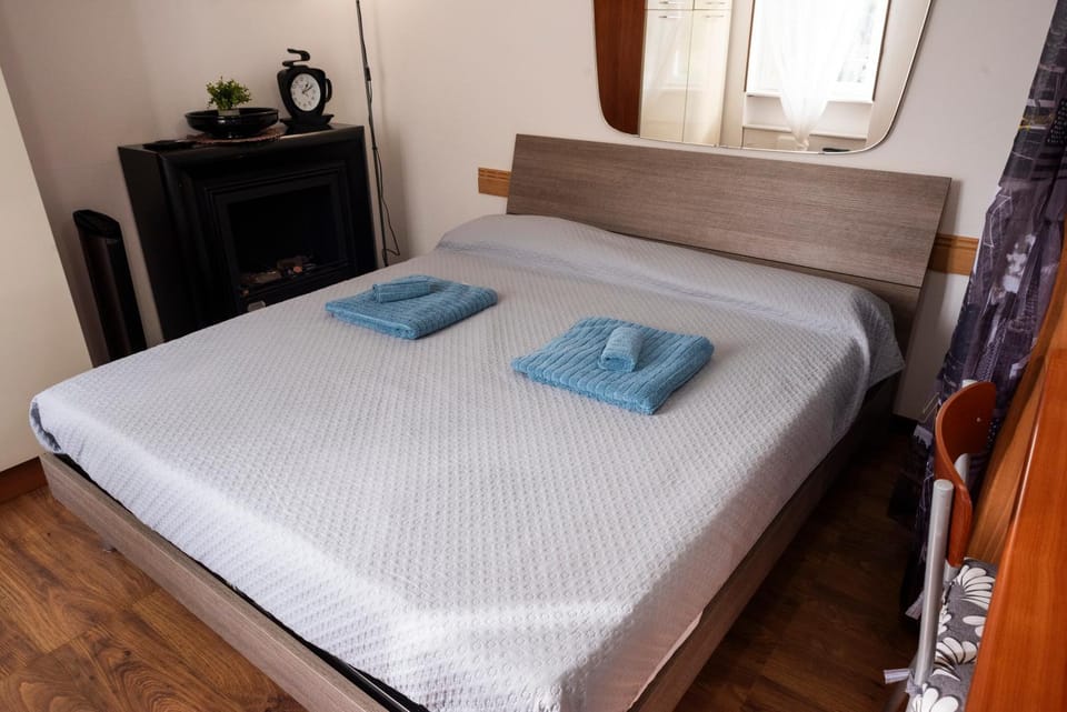 Bed, Bedroom, towels
