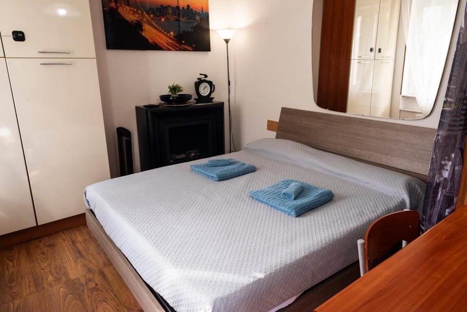 Bed, Bedroom, towels