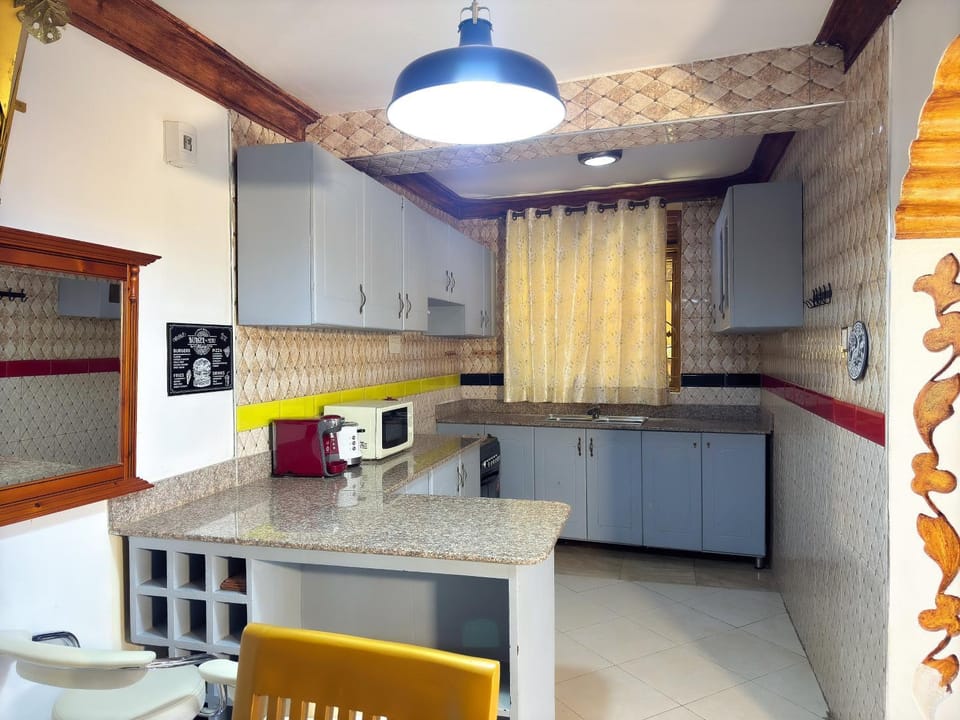 Kitchen or kitchenette, minibar, oven, stove