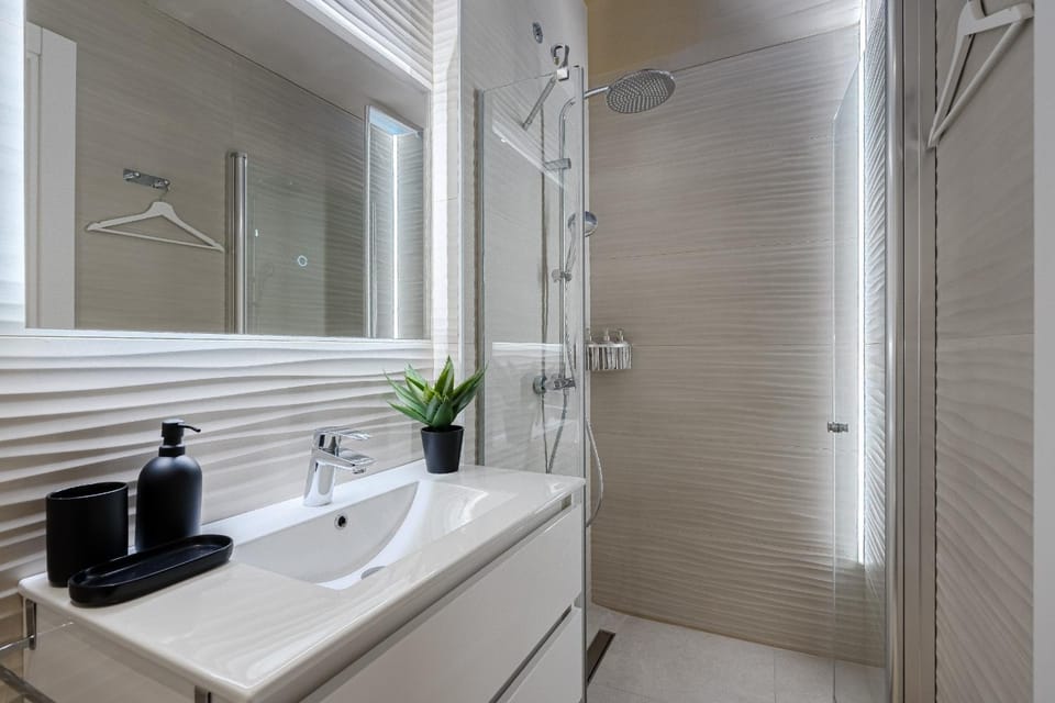 Shower, Bathroom, towels