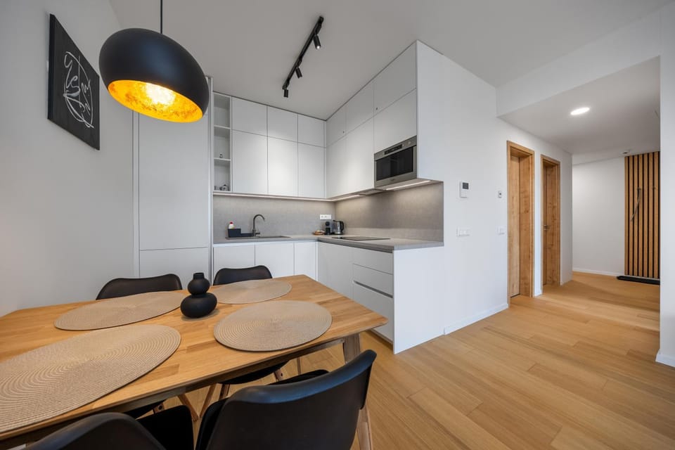 TV and multimedia, Kitchen or kitchenette, Living room, Seating area, Dining area, stove