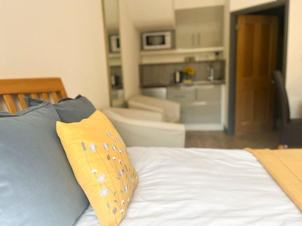 Bed, Seating area, Bedroom