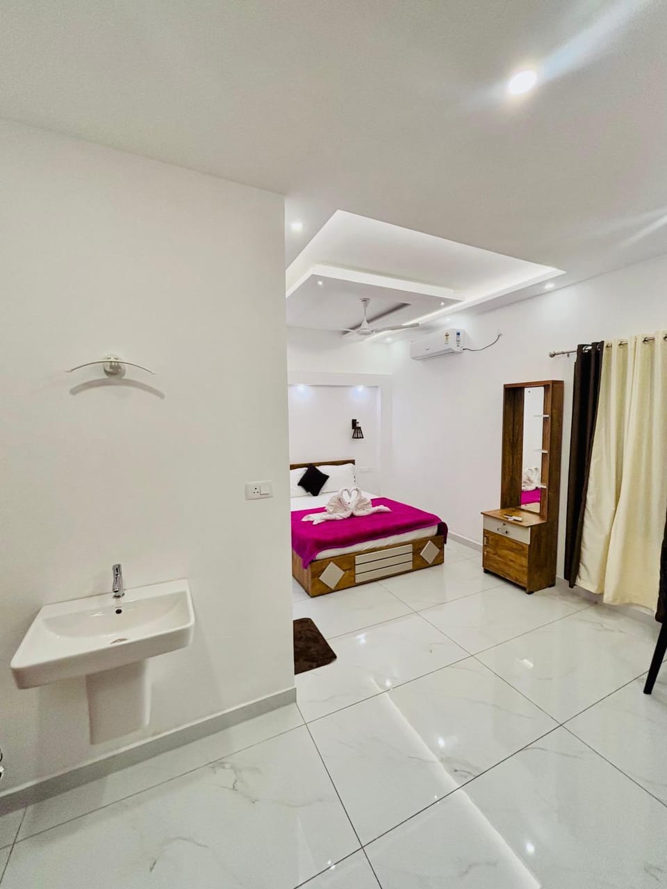 Bed, Photo of the whole room, Bedroom, air conditioner
