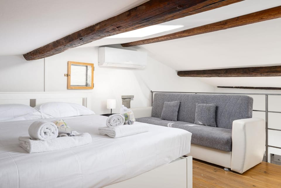Bed, Photo of the whole room, Bedroom, towels