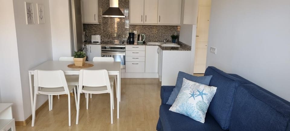 Kitchen or kitchenette, Living room, Seating area, Dining area