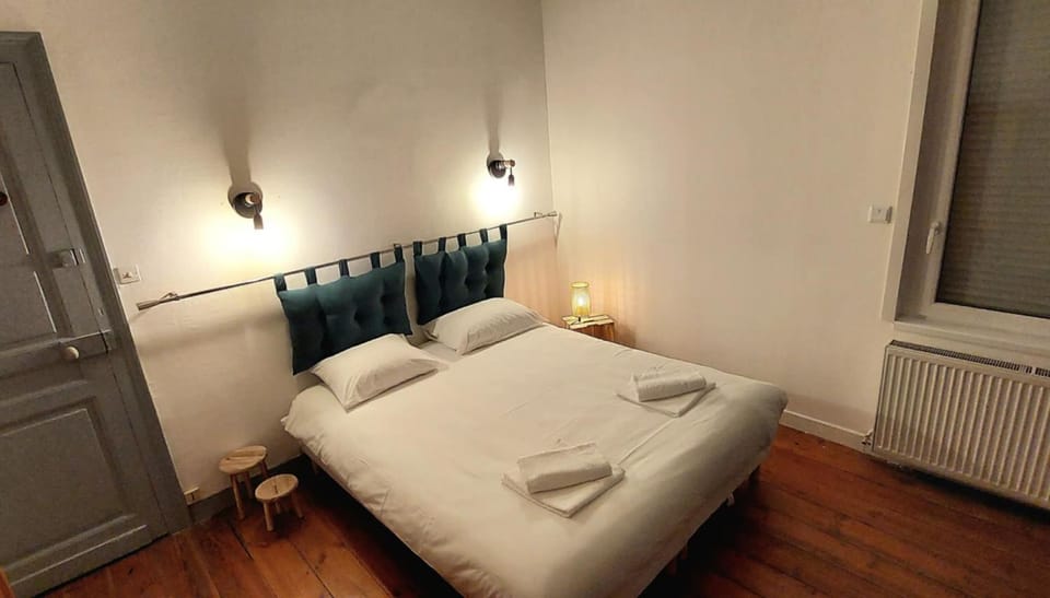 Bed, Photo of the whole room, Bedroom, towels