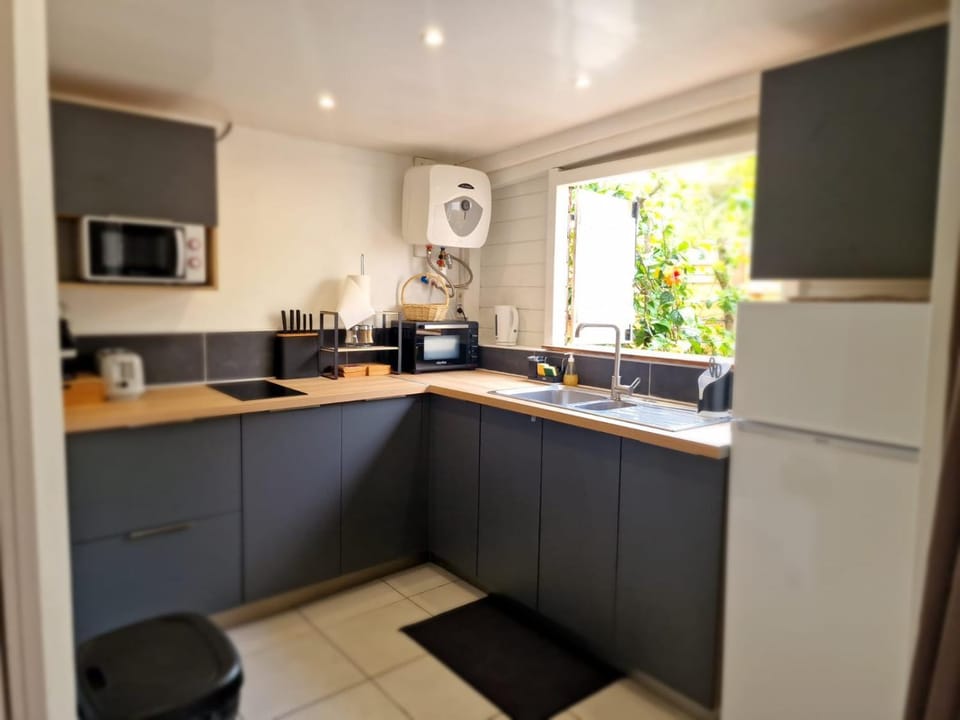 Coffee/tea facilities, Kitchen or kitchenette, oven, stove, toaster