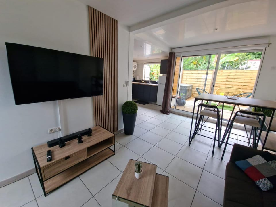 Communal lounge/ TV room, TV and multimedia, Dining area