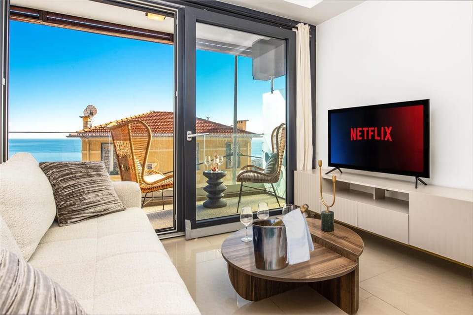 Day, TV and multimedia, View (from property/room), Balcony/Terrace, Living room, Seating area, Sea view