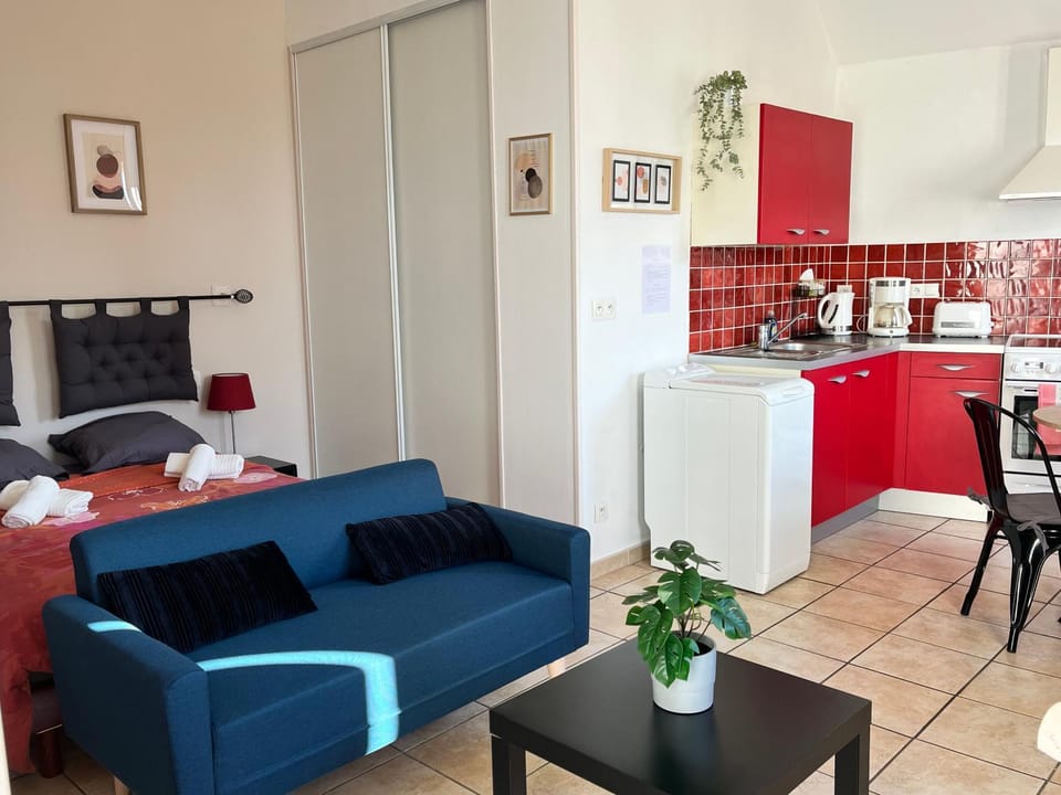 Bed, Living room, Dining area, flat iron, internet, oven, stove, washing machine, kitchen