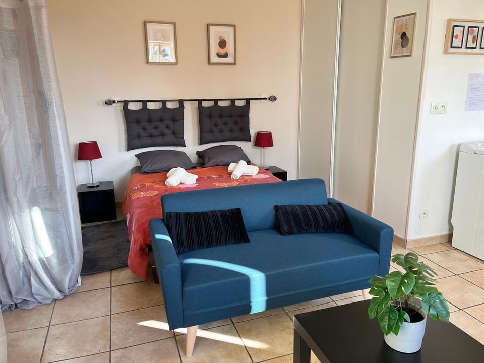 Bed, TV and multimedia, Living room, flat iron, heating, storage, towels, wardrobe