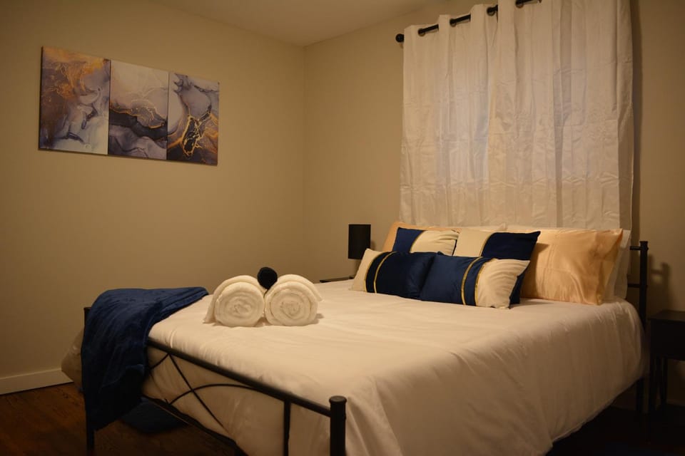 Bed, Bedroom, towels