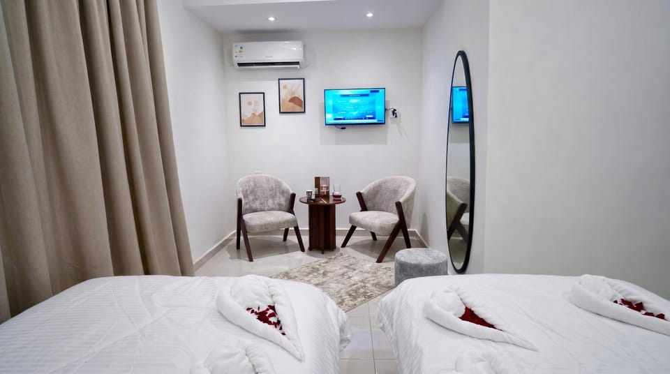 Bed, TV and multimedia, Photo of the whole room, Bedroom, towels