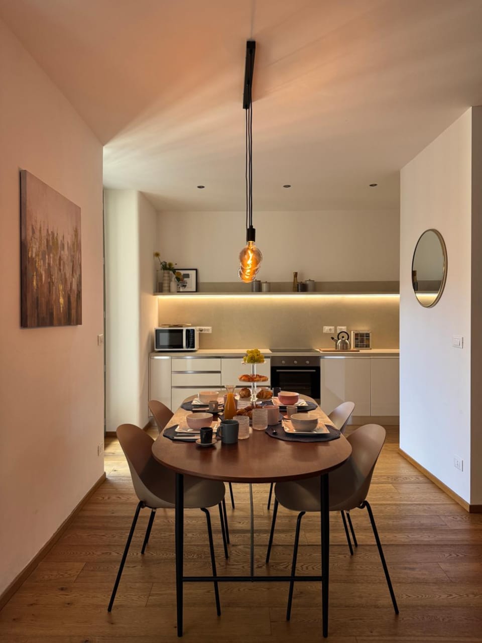 Kitchen or kitchenette, Dining area