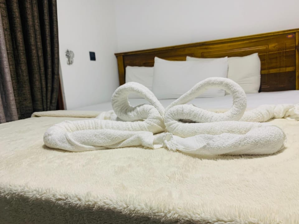 Bed, Bedroom, towels