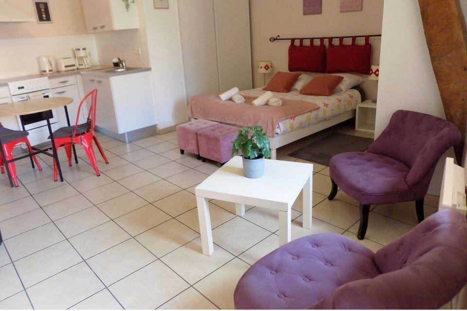 Bed, Living room, Dining area, internet, kitchen