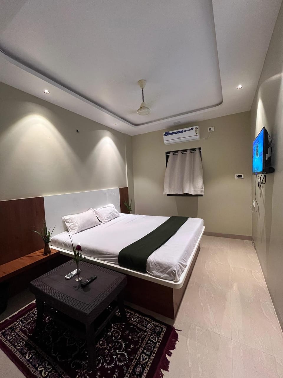 Bed, TV and multimedia, Photo of the whole room, Bedroom, towels, air conditioner