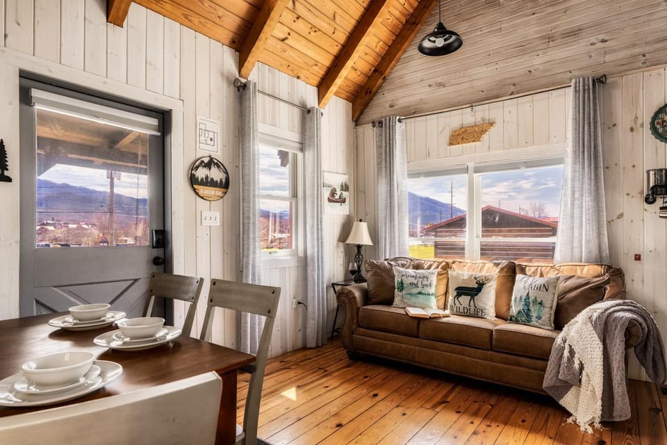 #1 Smokies Cabin! Great Views, Game Rm, FirePit Cabin in Sevier County