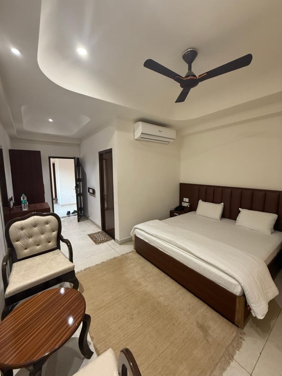 Photo of the whole room, air conditioner