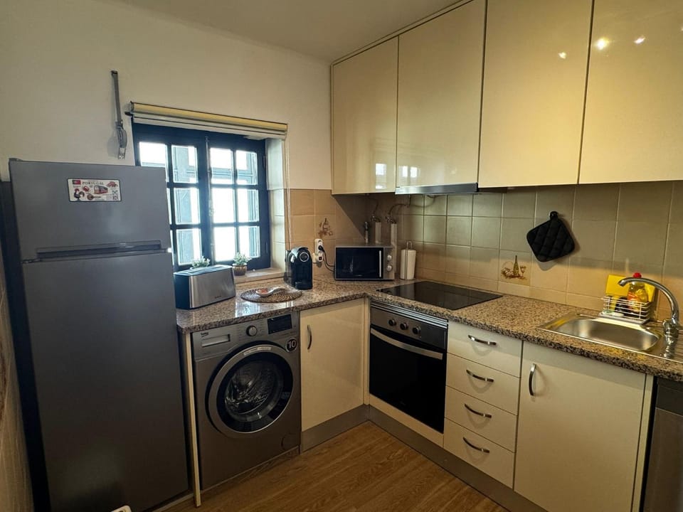 Coffee/tea facilities, Kitchen or kitchenette, dishwasher, oven, stove, toaster, washing machine