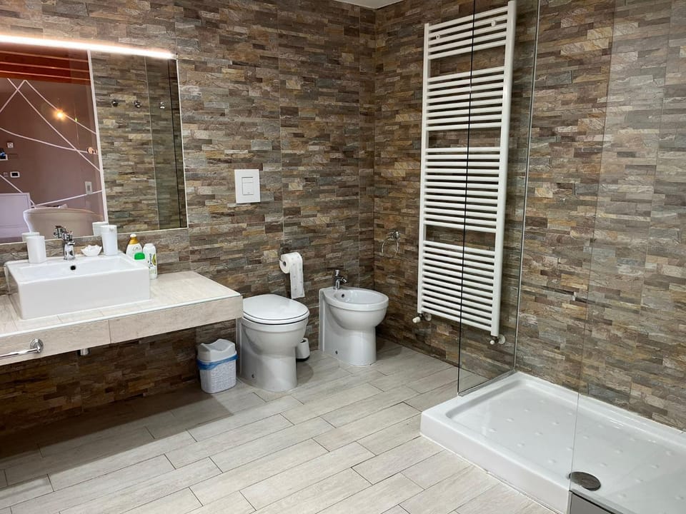 Shower, Toilet, Bathroom, towels