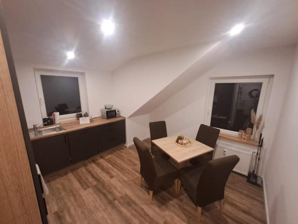 Kitchen or kitchenette, Seating area