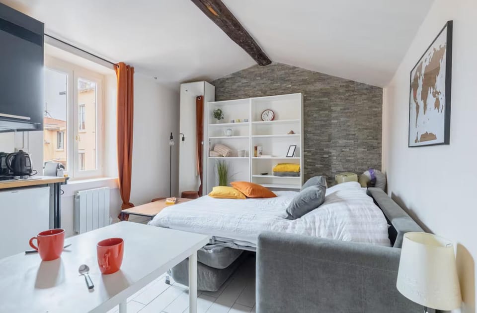 Bed, TV and multimedia, Living room