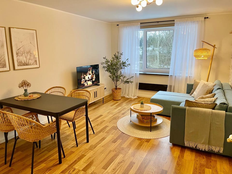 TV and multimedia, Living room, Seating area, Dining area