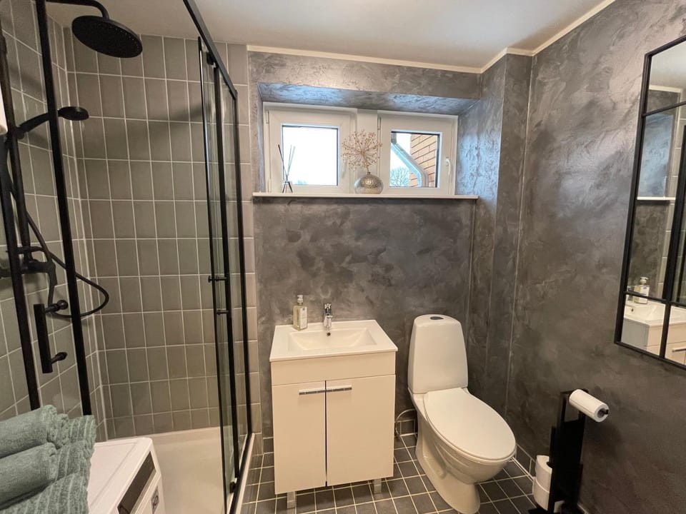 Shower, Toilet, towels