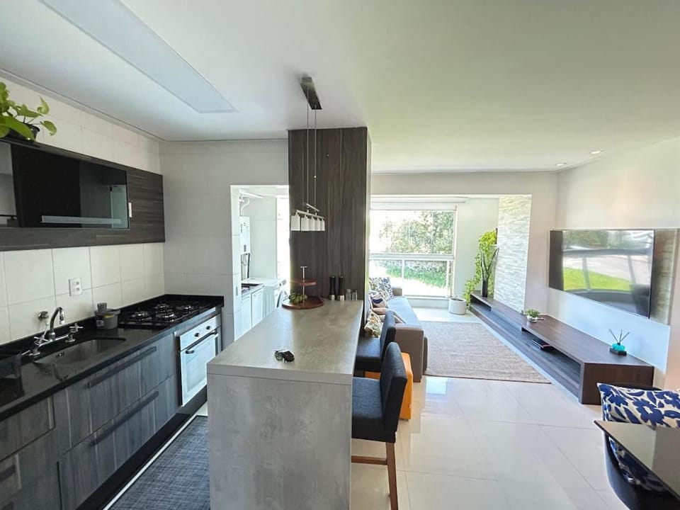 Communal lounge/ TV room, TV and multimedia, Kitchen or kitchenette, Living room, Seating area, Dining area, Evening entertainment, stove