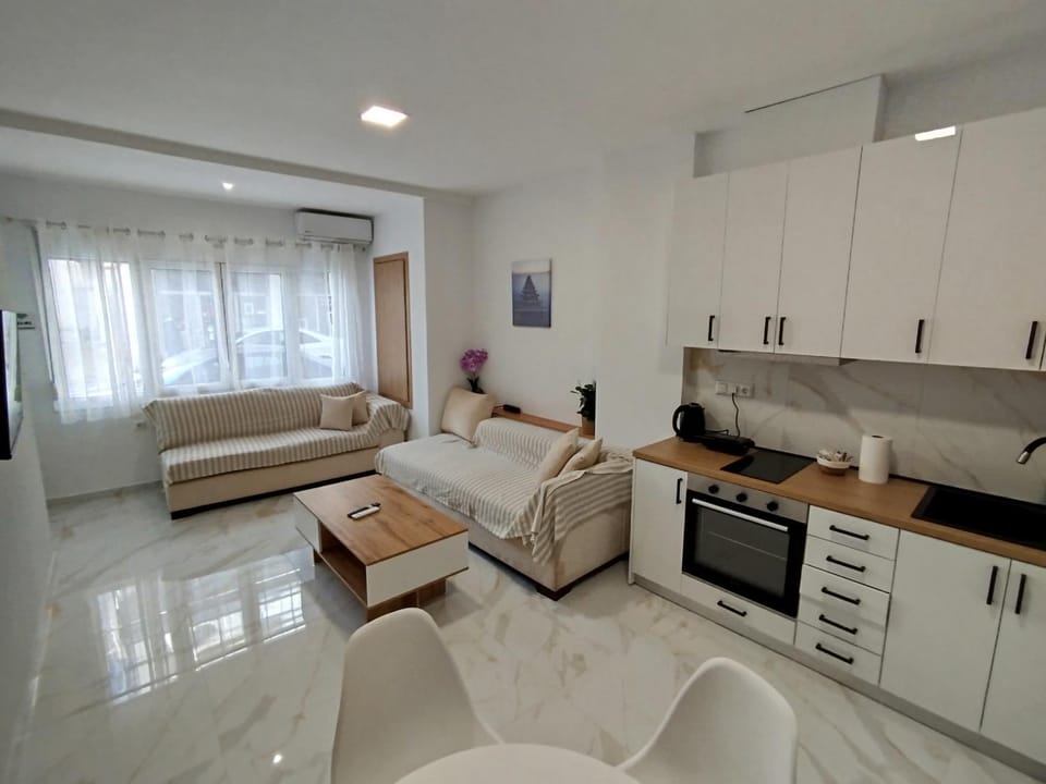 Kitchen or kitchenette, Living room, Seating area, Dining area, stove