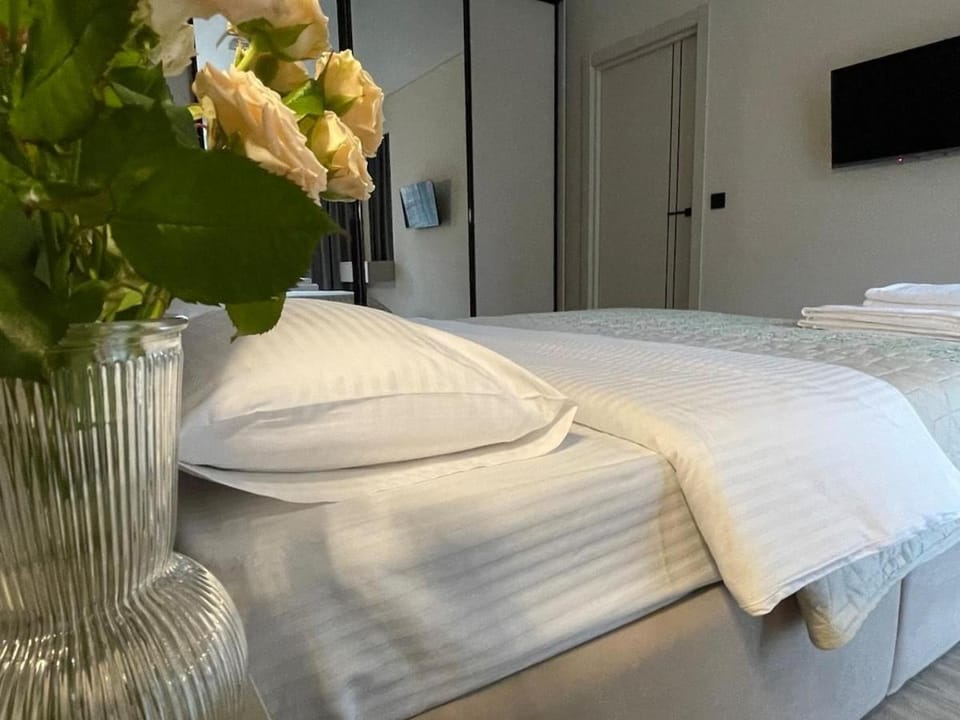 Bed, TV and multimedia, Bedroom, towels