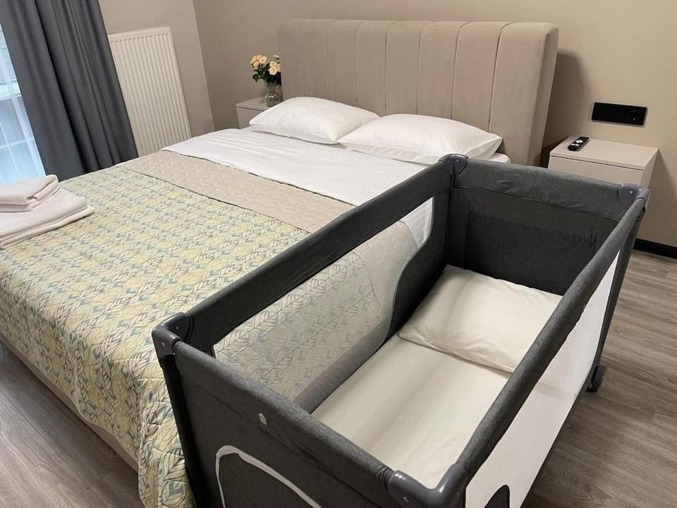 Bed, Seating area, Bedroom