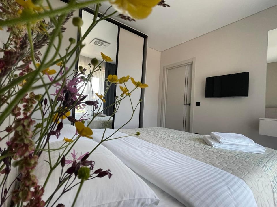 Bedroom, internet, towels