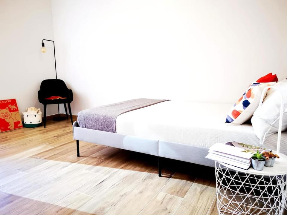 Cozy Flat - 50 Meters from the Metro - AC Apartment in Milan