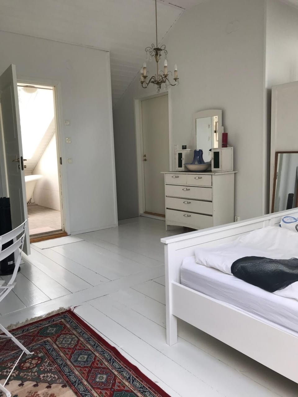 Photo of the whole room, Bedroom